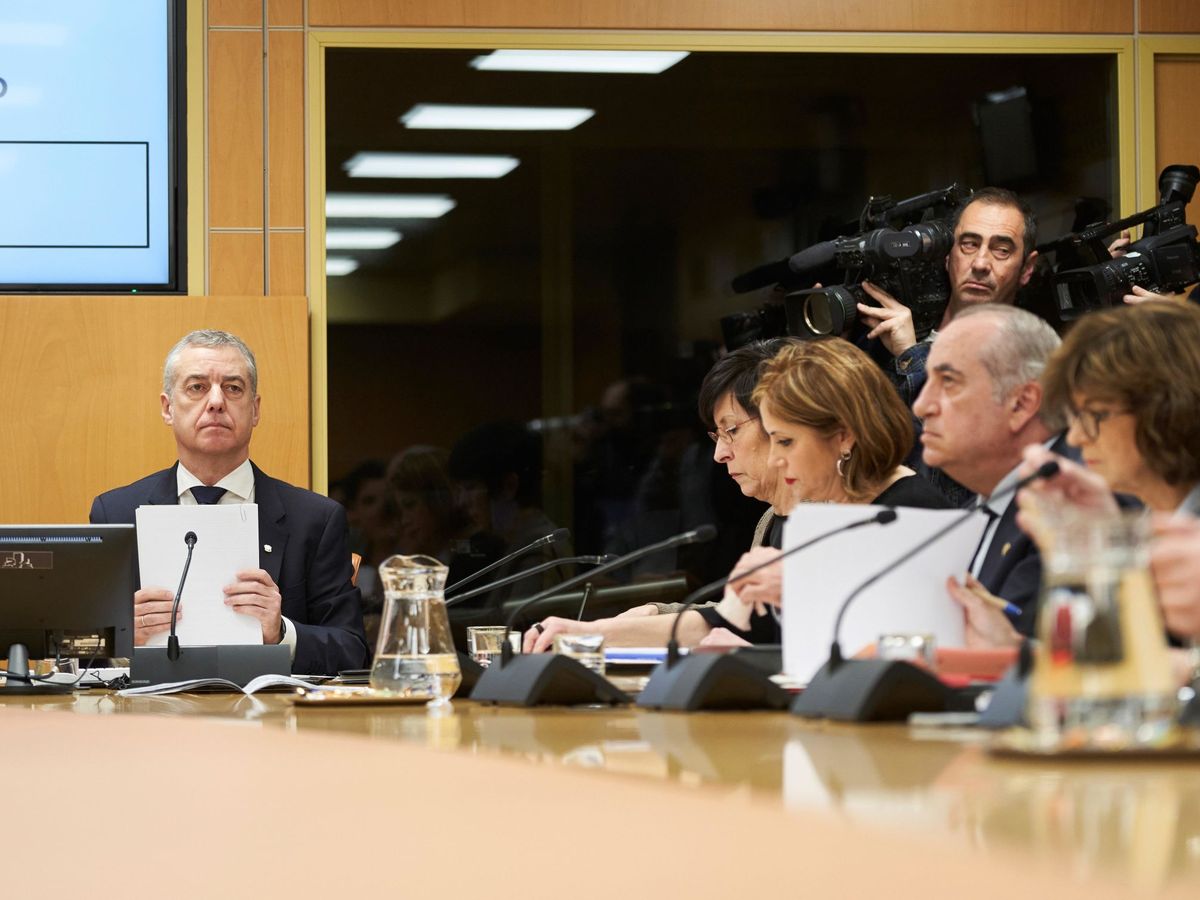 Foto: Urkullu y los cuatro consejeros del Ejecutivo, en los instantes previos a su comparecencia de este martes en el Parlamento Vasco. (EFE)