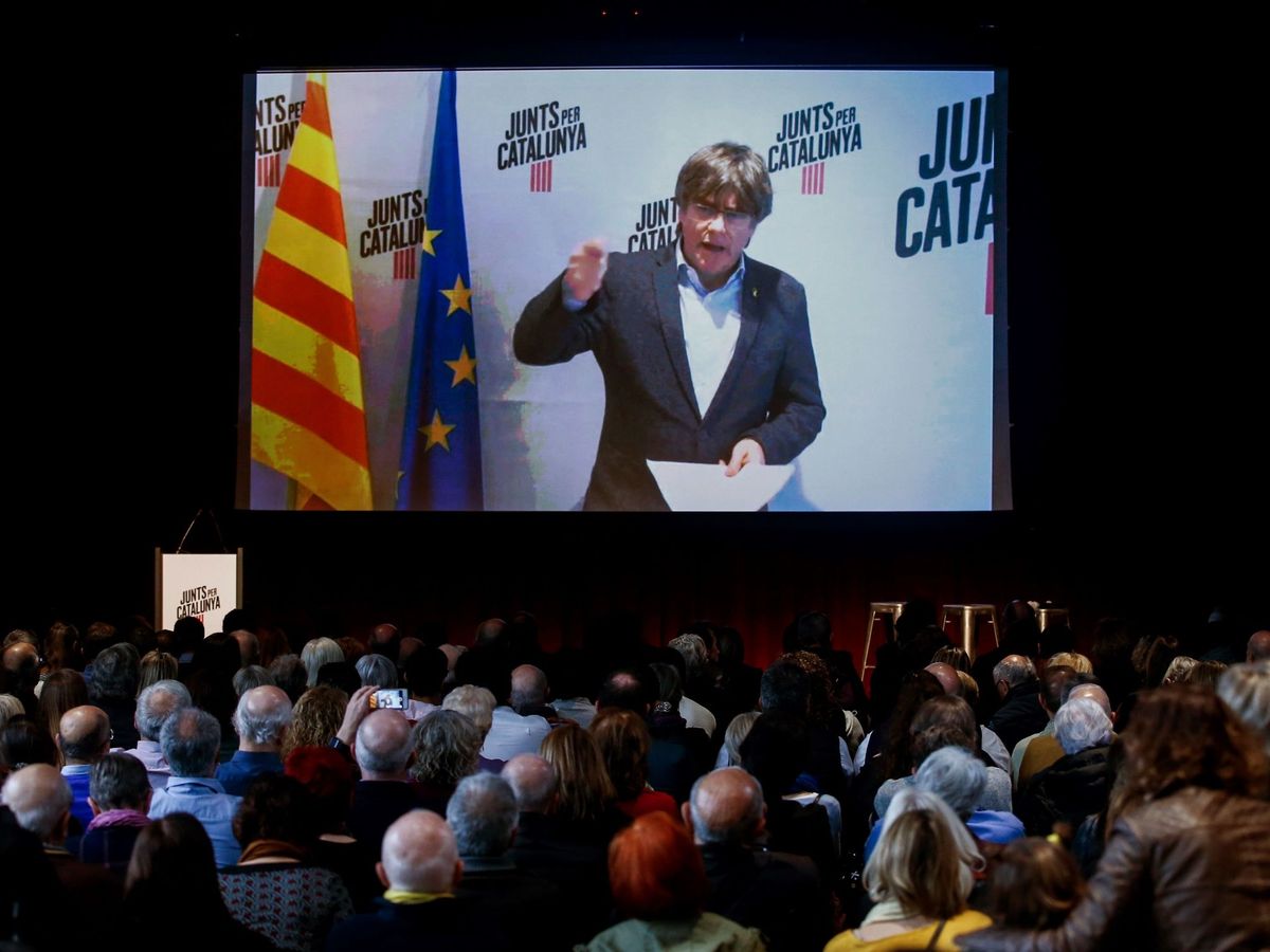 Foto: El expresidente de la Generalitat, Carles Puigdemont interviene por videoconferencia en el acto político de JxCat. (EFE)