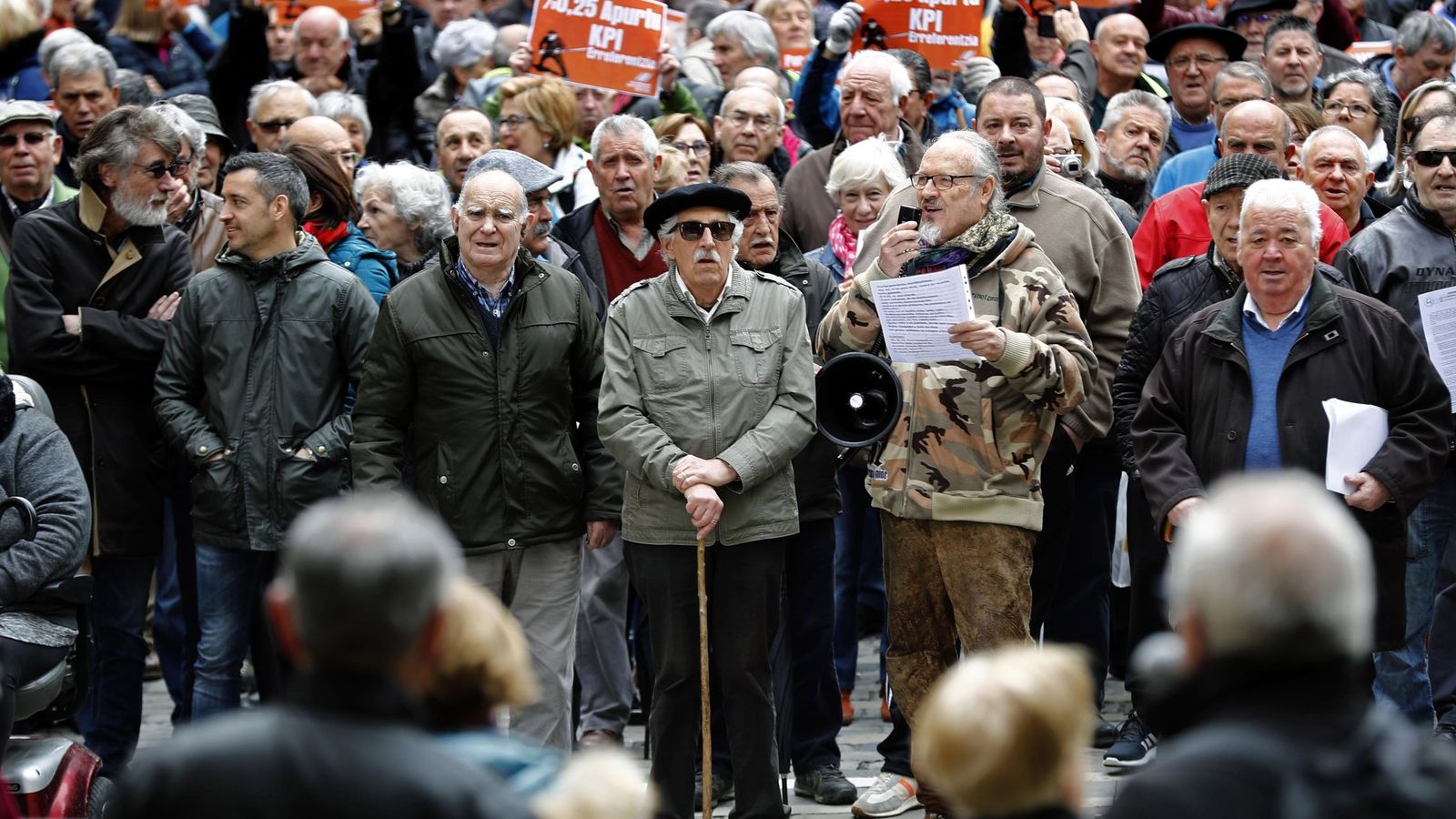 Foto: Concentración de pensionistas en Pamplona en defensa del sistema público de pensiones. (EFE)