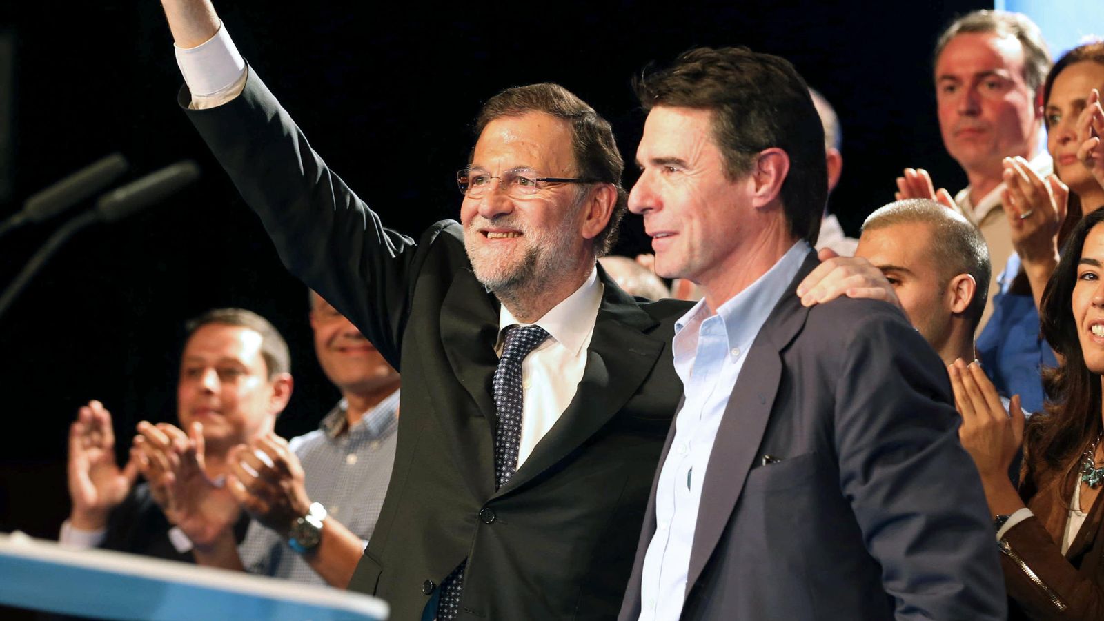 Foto: El presidente del Gobierno en funciones, Mariano Rajoy, y el ya exministro José Manuel Soria. (Efe)