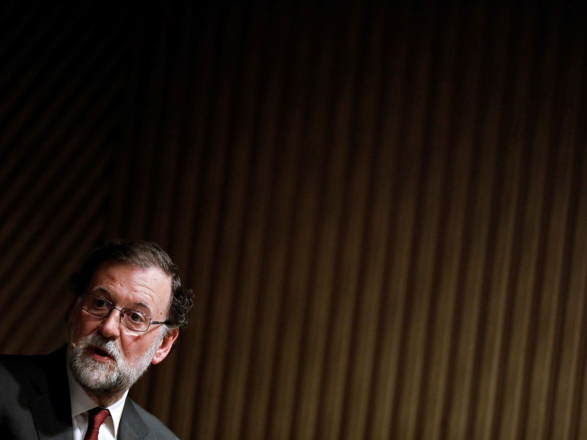 Foto: El expresidente del Gobierno Mariano Rajoy participa en la presentación de un libro. (EFE)