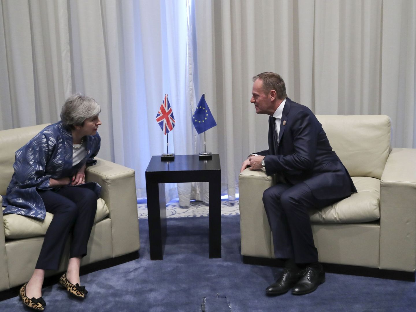 Theresa May charla con Donald Tusk. (Reuters)