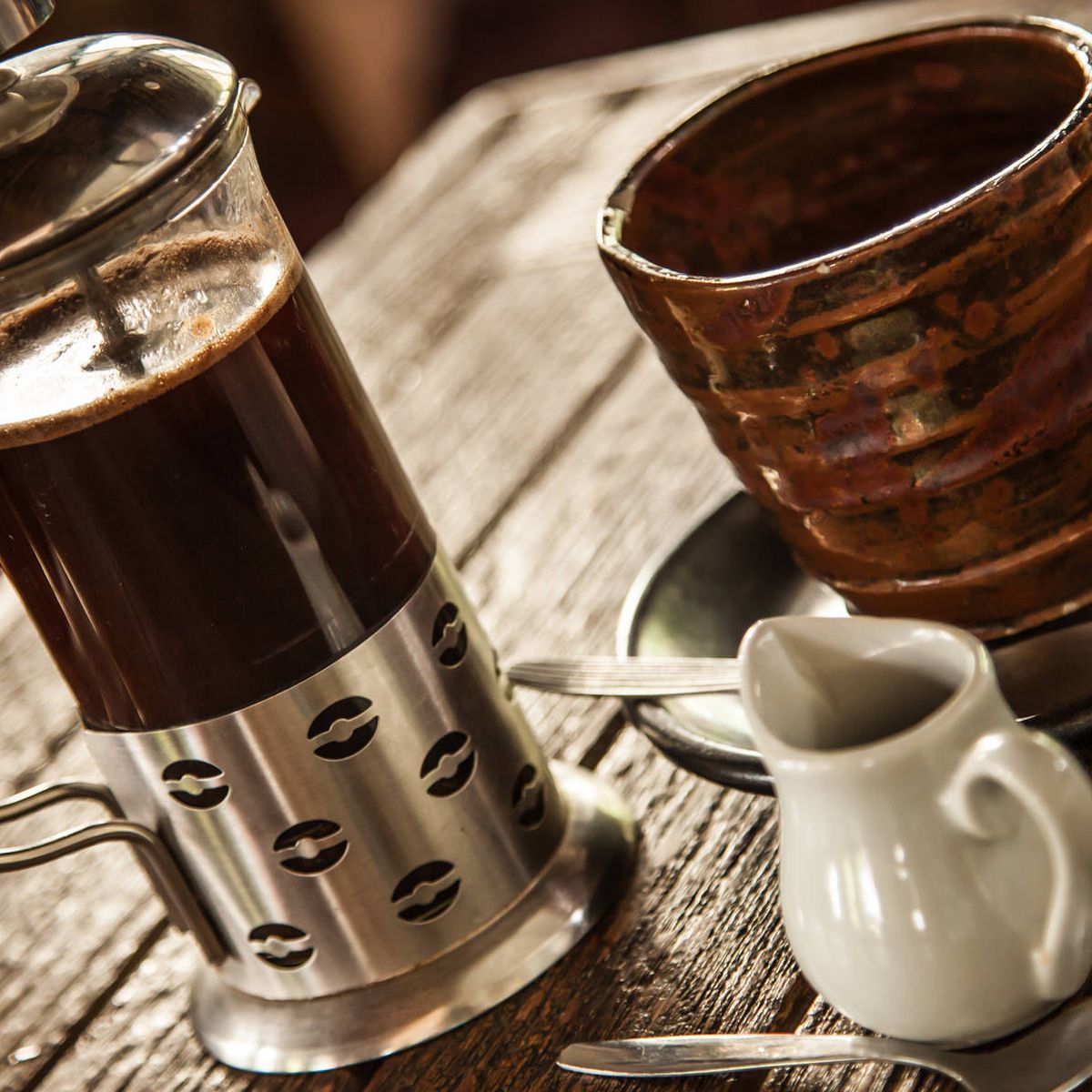 Cafetera con fondo de grano de café y envase de café imagen generativa de  ai