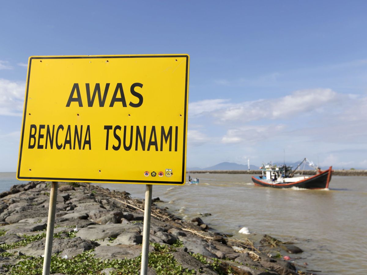 Foto: Una señal de 'Peligro de tsunami' en Indonesia. (EFE)
