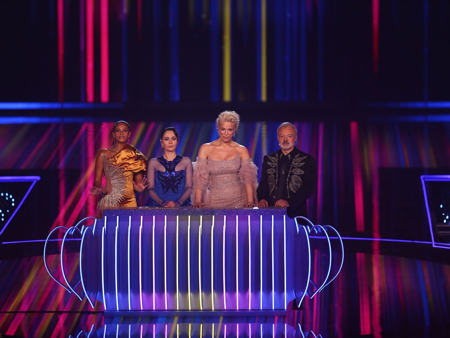 Los presentadores Alesha Dixon, Julia Sanina, Hannah Waddingham y Graham Norton en la gran final de Eurovision 2023. (EFE EPA/Adam Vaughan)