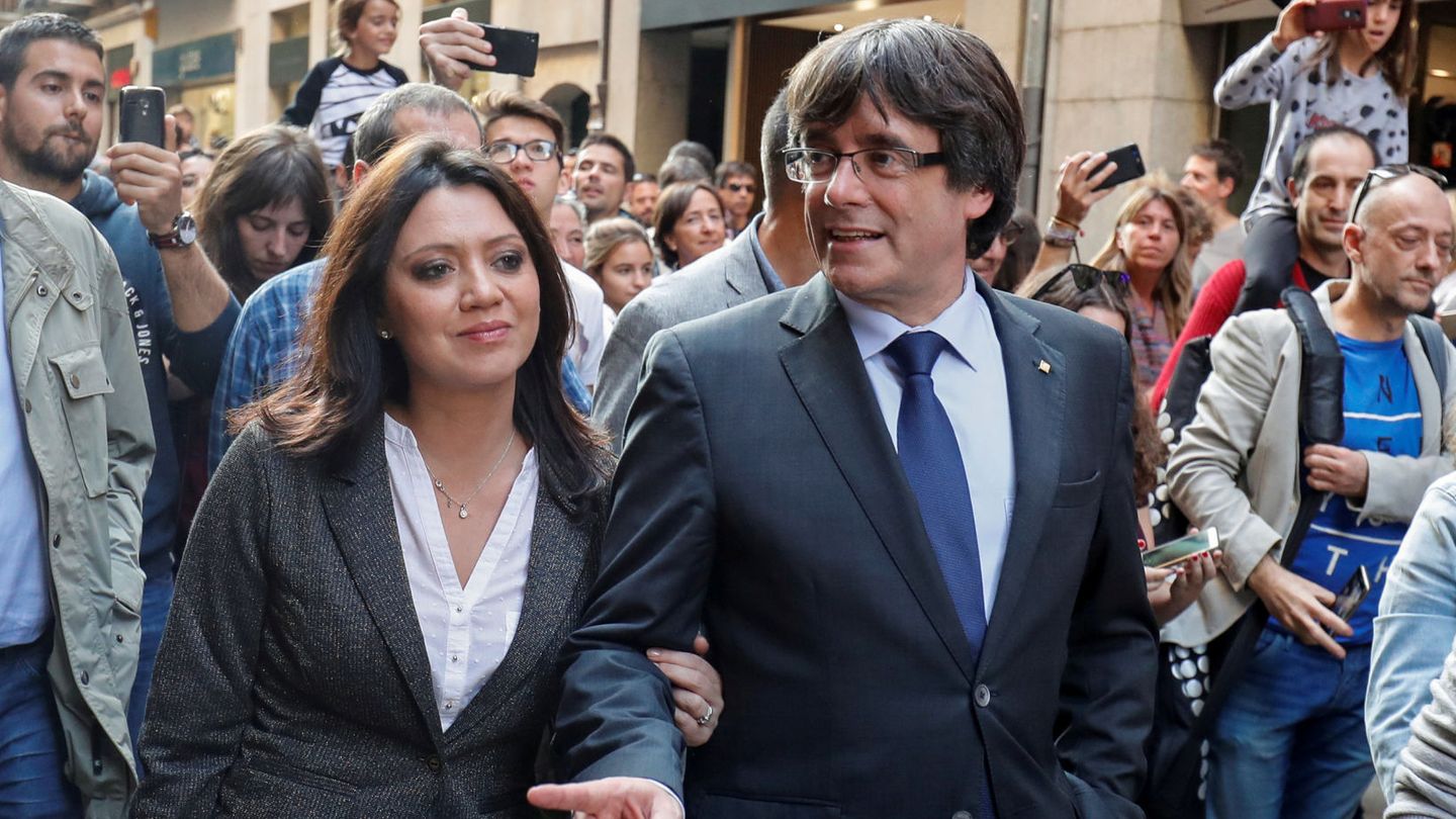 Marcela Topor y Carles Puigdemont, en Girona. (Reuters)