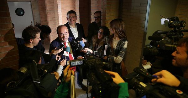 Foto: Miquel Iceta, candidato del PSC, atiende a los medios con el 'president' valenciano, el socialista Ximo Puig, este 2 de diciembre en Barcelona. (Jordi Play | PSC)