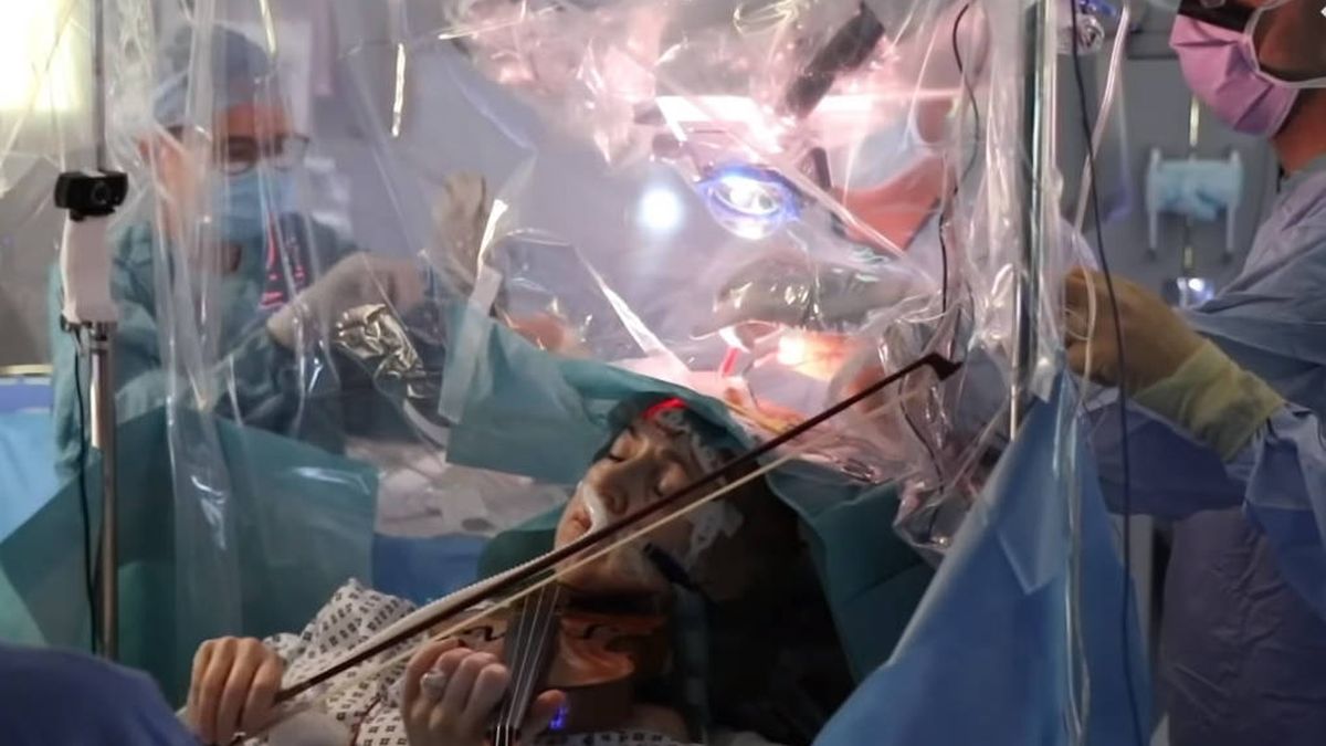 Una paciente toca el violín mientras los médicos le extirpan un tumor cerebral