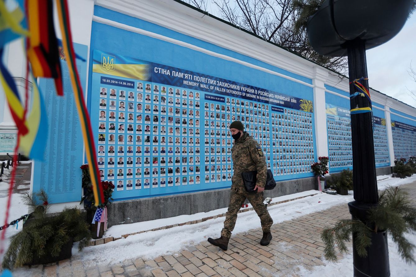 Un hombre pasa frente al memorial de los defensores de Ucrania caídos, en Kiev. (EFE/Zurab Kurtsikidze)