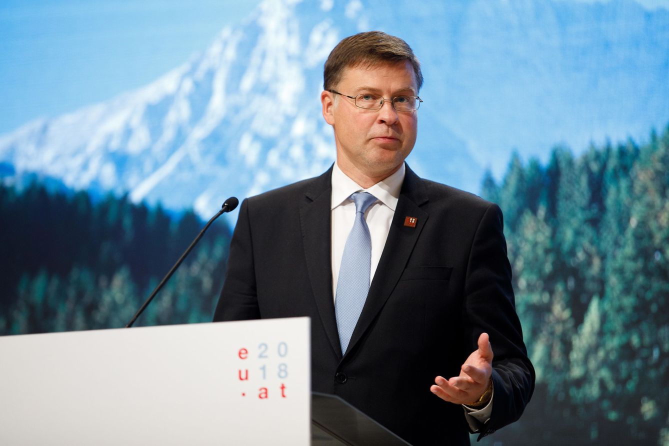 Valdis Dombrovskis, vicepresidente de la Comisión Europea, ha abierto la puerta a estudiar la 'cláusula de extinción'. (Reuters)