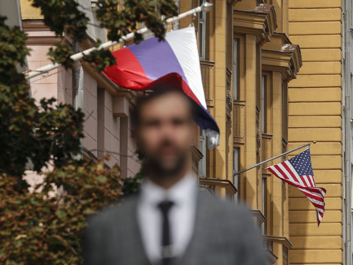 Foto: Un hombre camina al lado del edificio de la embajada de EEUU en Rusia, en agosto de 2023. (EFE/Maxim Shipenkov)