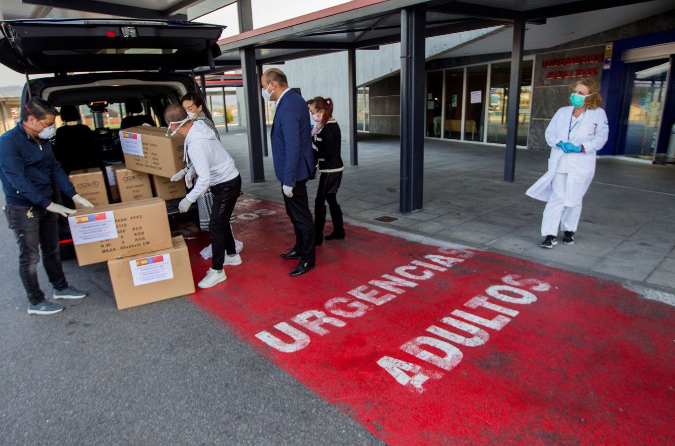 Representantes de la comunidad china en Asturias, a la entrada de las urgencias del hospital de Asturias donde donaron mas de 3.500 mascarillas 