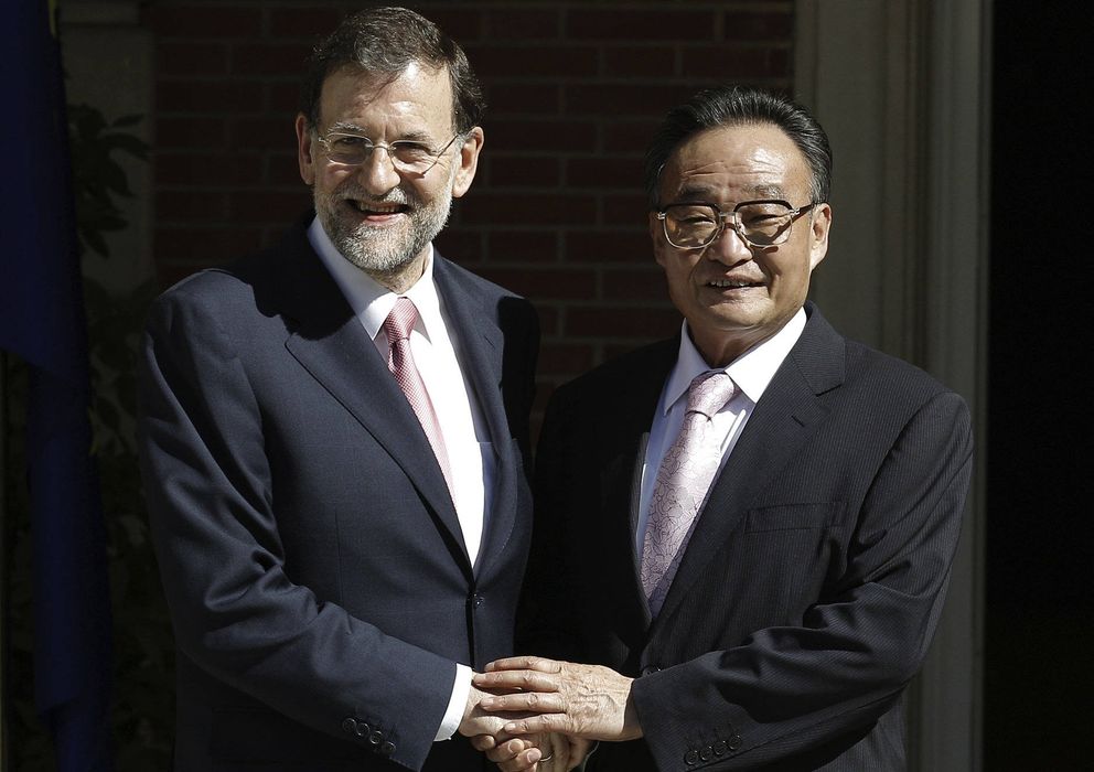 Foto:  El presidente del Gobierno, Mariano Rajoy, saluda al presidente de la Asamblea Nacional Popular de China, Wu Bangguo. (EFE)