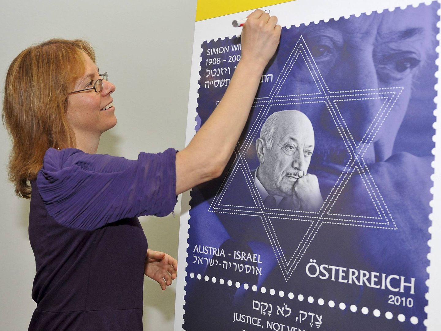 Presentación del sello oficial en honor a Simon Wiesenthal. (EFE)