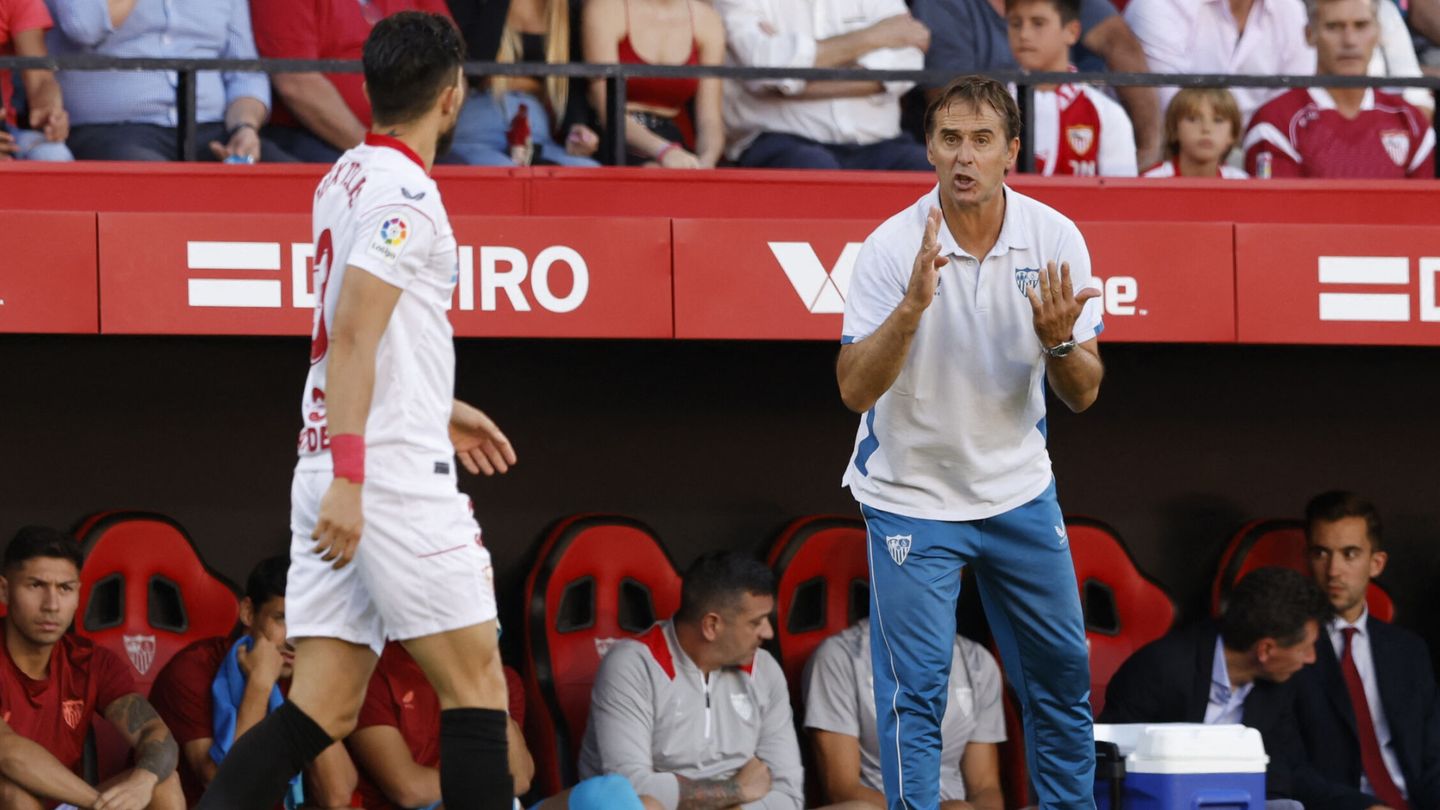 Julen Lopetegui da órdenes a Óliver Torres. (Reuters/Marcelo Del Pozo)
