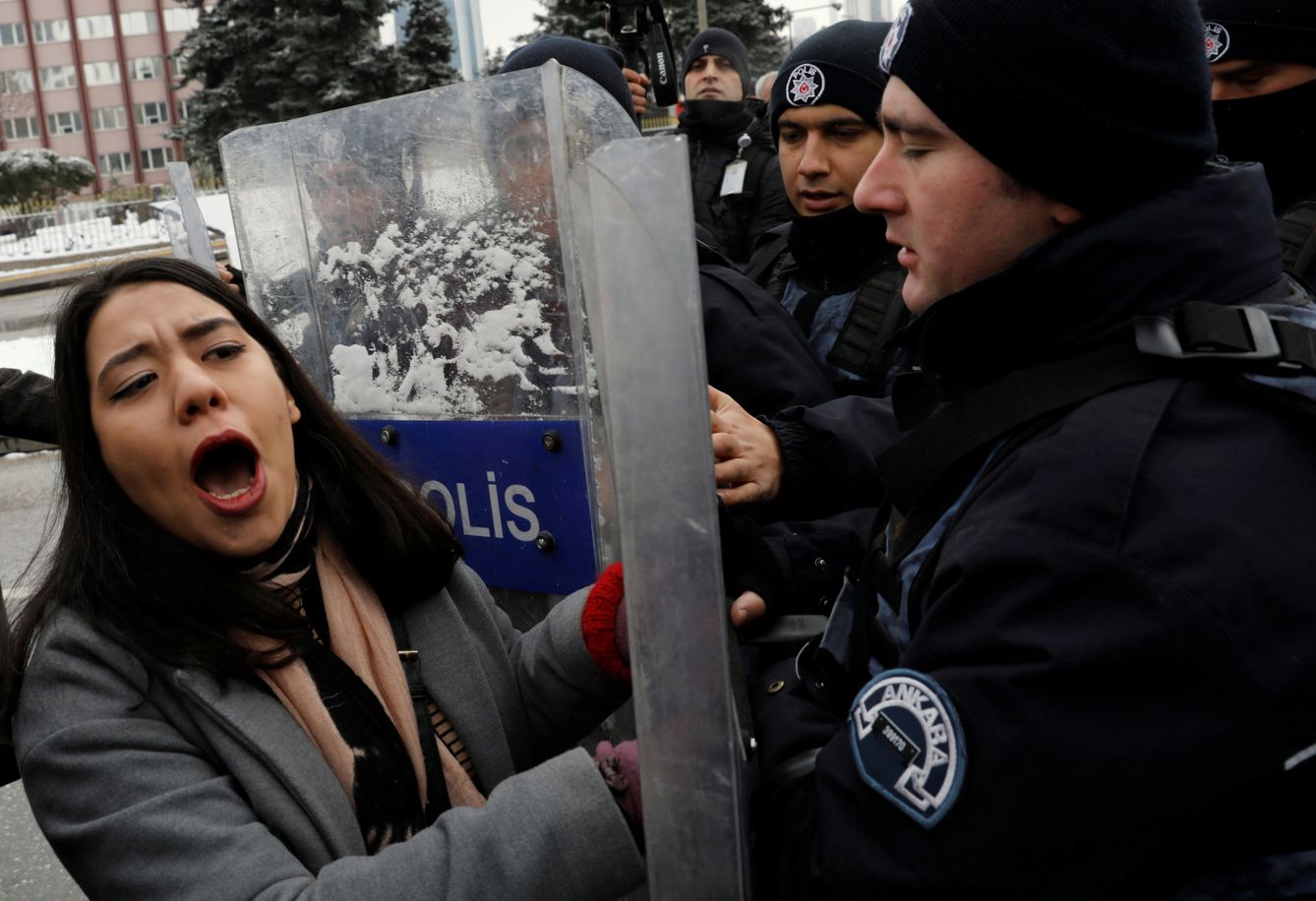 Policías turcos disuelven una manifestación que protestaba frente al Parlamento, donde se debatía la propuesta de reforma constitucional, en enero de 2017. (Reuters)