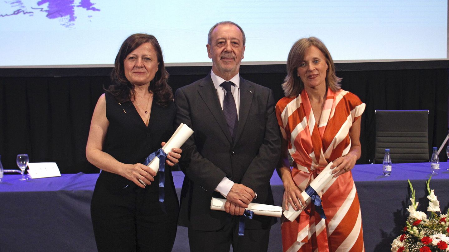 Marta Carazo recogiendo el premio Salvador de Madariaga. (EFE)