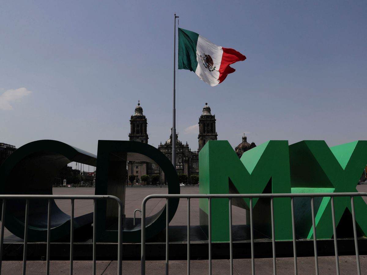 Foto: El Zócalo de Ciudad de México, cerrado por el coronavirus. (Reuters)