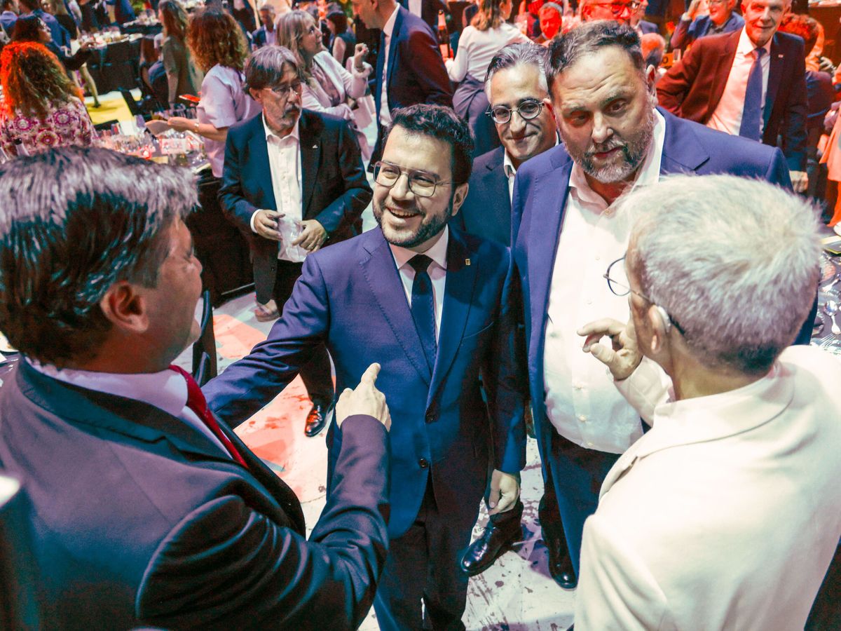 Foto: El presidente de la Generalitat en funciones, Pere Aragonès (c), conversa con el presidente de Pimec, Antoni Cañete (i), y en presencia del exvicepresidente de la Generalitat Oriol Junqueras. (EFE/Quique García)