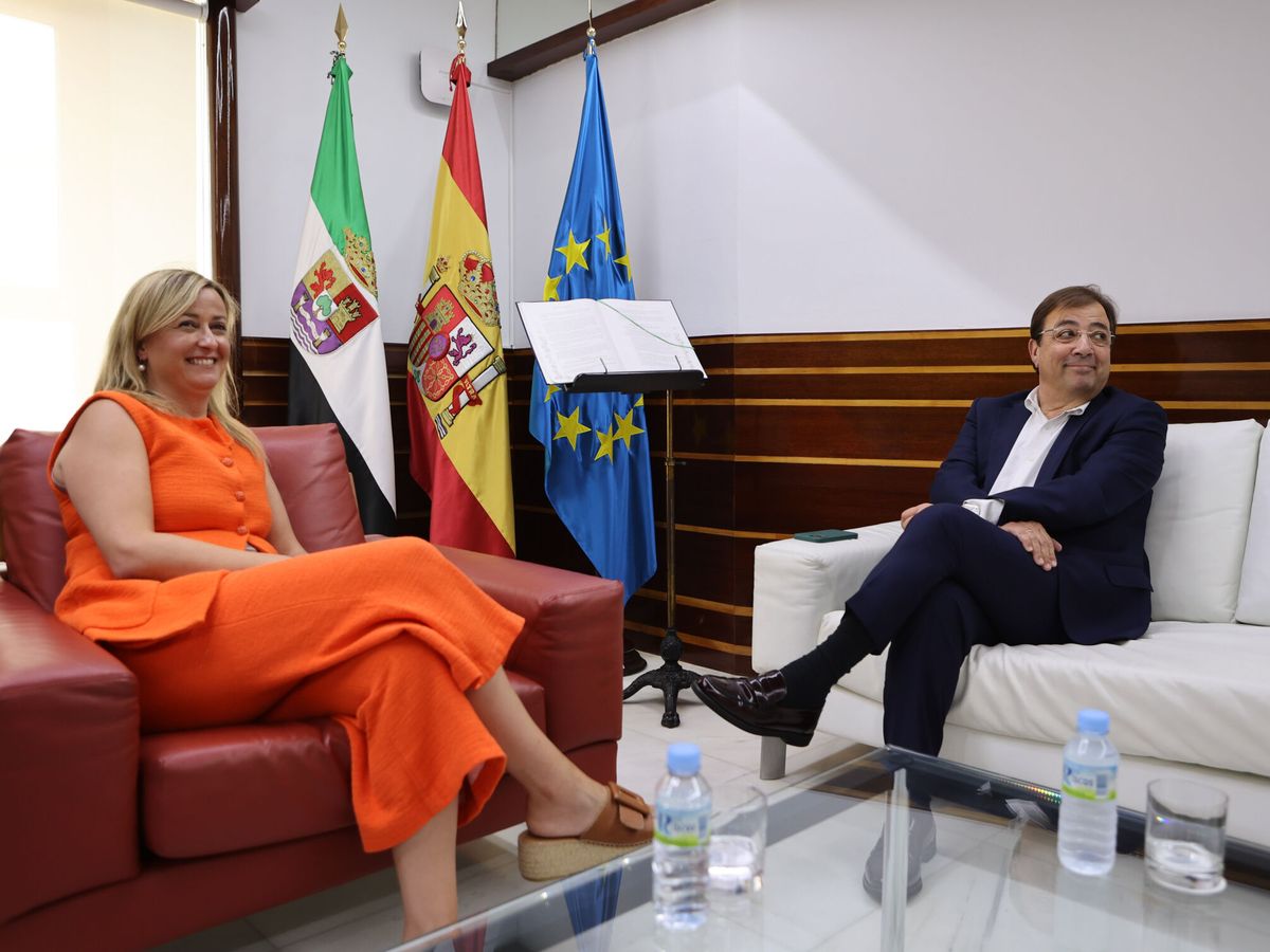 Foto: La presidenta de la Asamblea, Blanca Martín, se reúne con el presidente del Grupo Parlamentario del PSOE, Guillermo Fernández Vara. (EFE/Jero Morales)