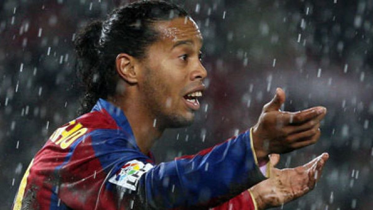 Ronaldinho no entrenó en grupo... por un golpe en el ojo