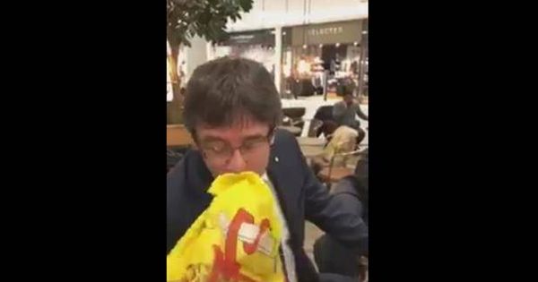 Foto: Pantallazo del vídeo en el que Puigdemont besa la bandera de España