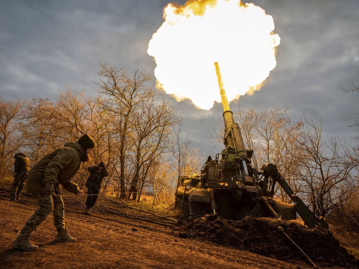 Foto: Artillería ucraniana en el frente de Jersón. (Reuters/Viacheslav Ratynskyi)