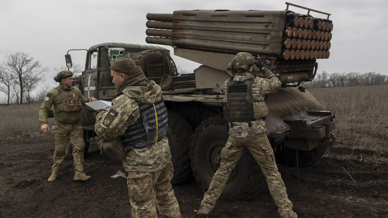 Foto: Artilleros de la 80ª Brigada de Asalto Aéreo Gallega Separada de las Fuerzas Armadas de Ucrani. (EFE/EPA/Yakiv Liashenko)  