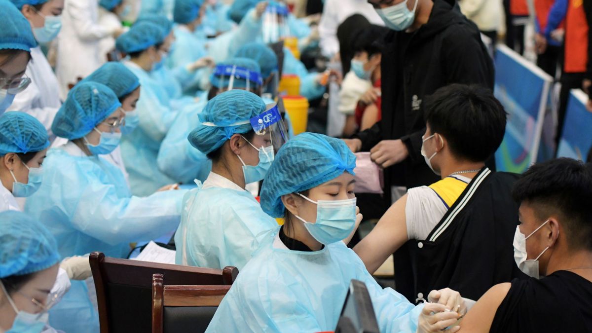 China consigue acelerar el ritmo de vacunación y aplicar 5 M de dosis al día