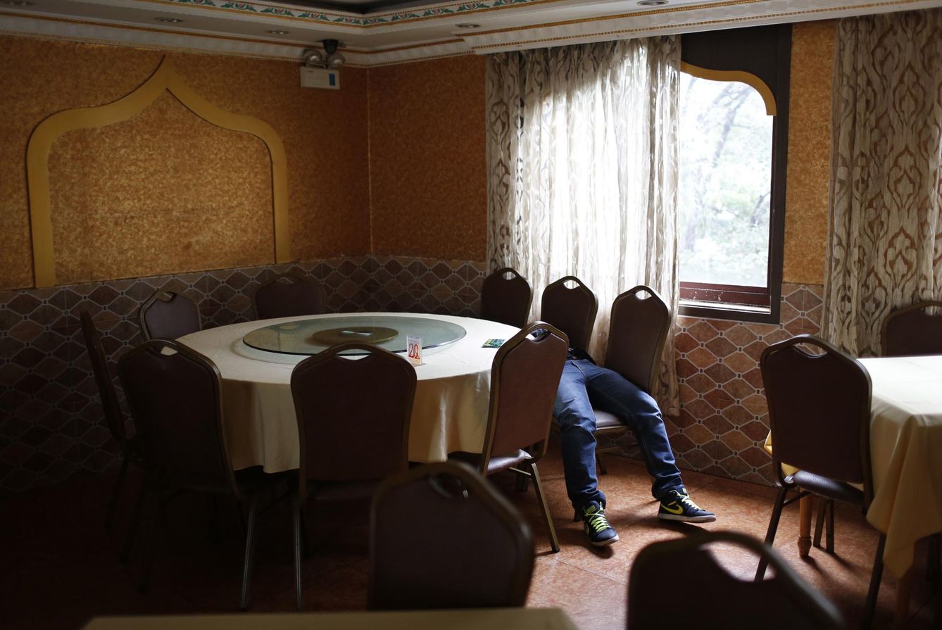 Un trabajador de un restaurante uigur de Shanghai se echa una siesta, en marzo de 2014 (Reuters)