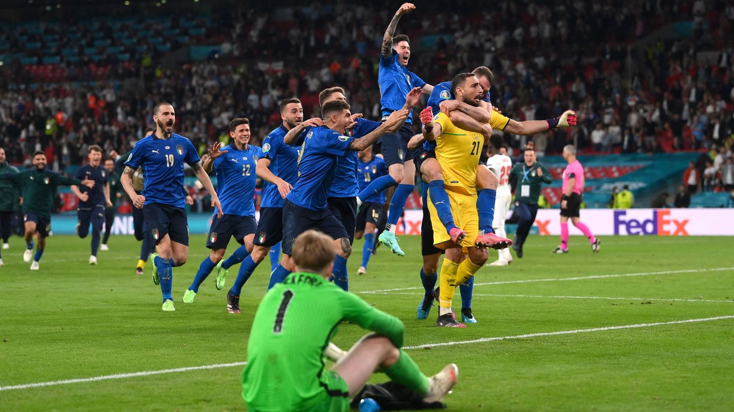 Los jugadores italianos celebran la victoria. (Reuters)