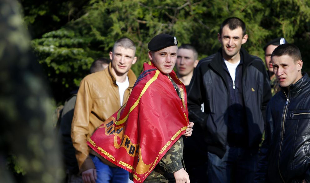 Un soldado ucraniano espera para abandonar su base en Feodosia, Crimea (Reuters).