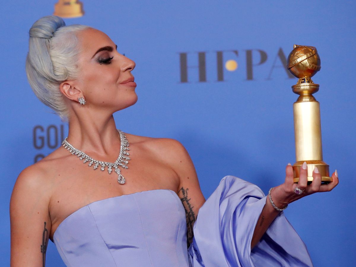 Foto: Lady Gaga posa con su Globo de Oro por 'Ha nacido una estrella'. (Reuters/Mario Anzuoni)