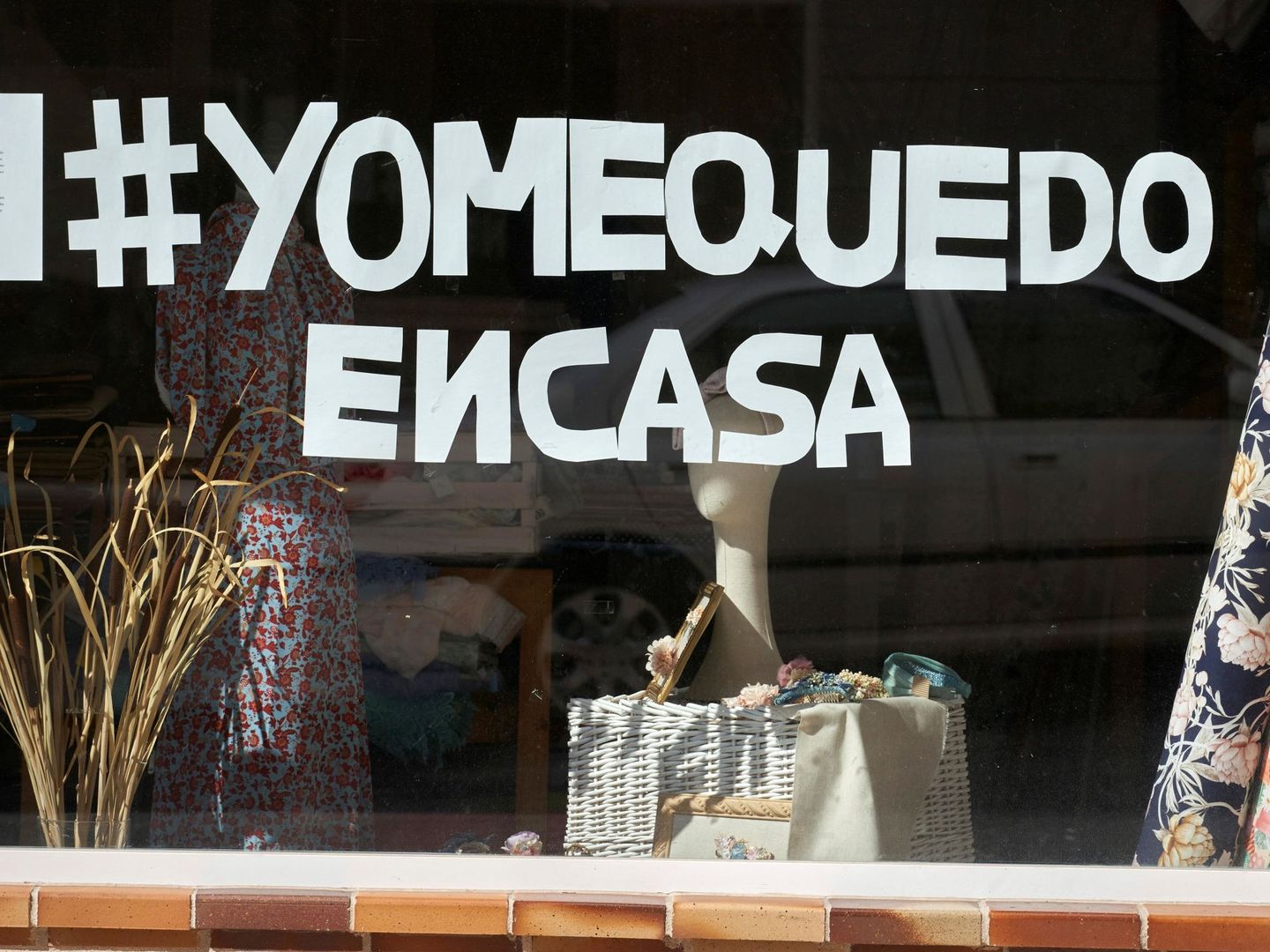 Mensaje con el hashtag 'Yo me quedo en casa' en el escaparate de un comercio de Ávila. (EFE)