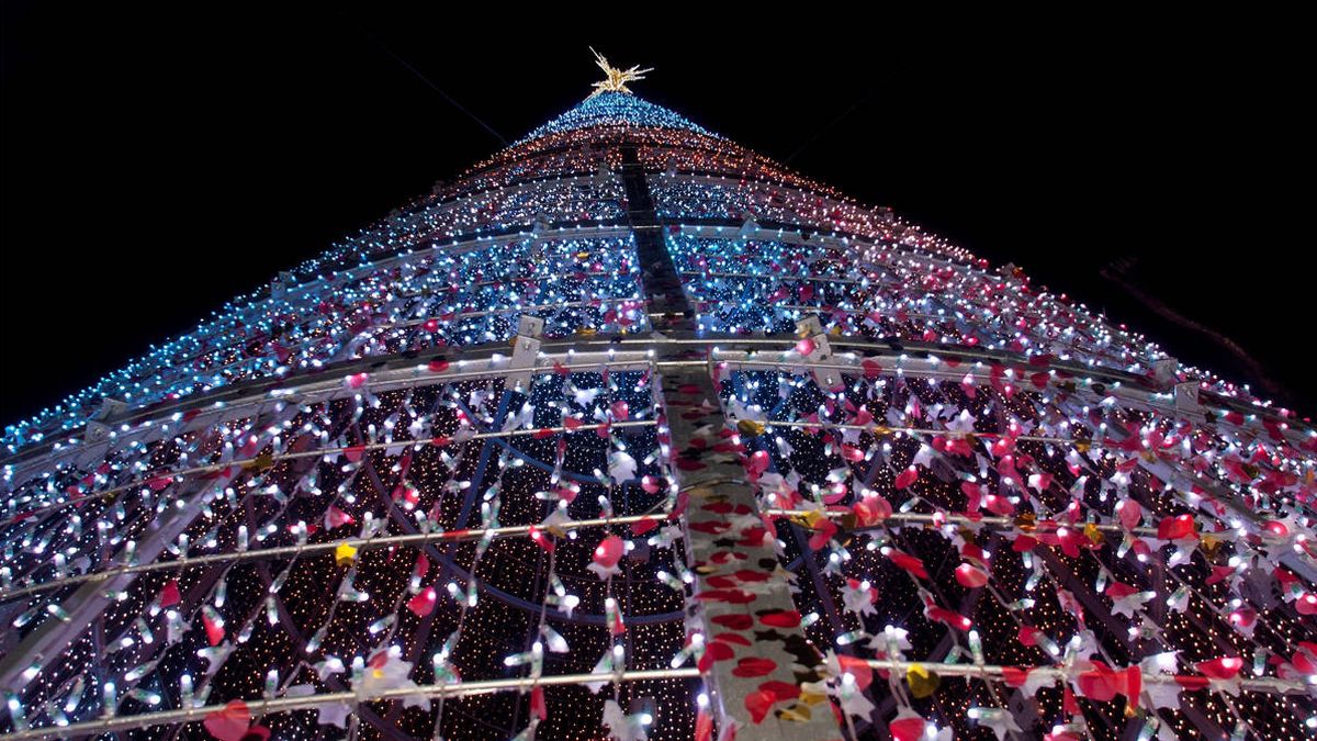 Los taxistas de Vigo llevan gratis a 200 ancianos a ver las luces de Navidad