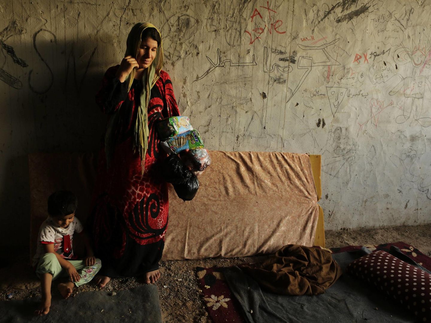 Una mujer yazidí, refugiada con su familia en un edificio abandonado en las afueras de Dohuk, en agosto de 2014 (Reuters)