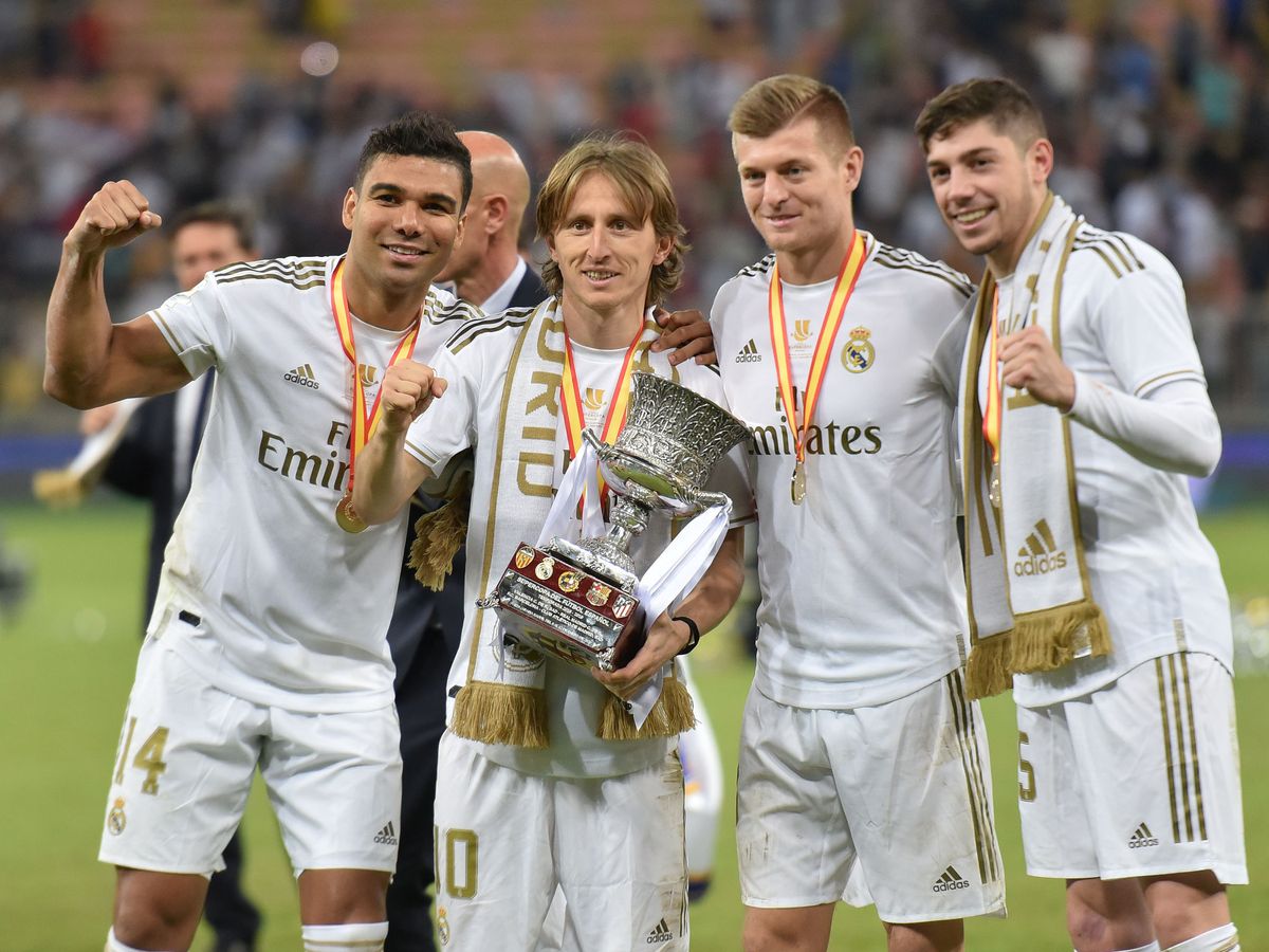 Foto: Modric y Kroos junto a Casemiro y Fede Valverde tras ganar la Supercopa de España. (Efe)