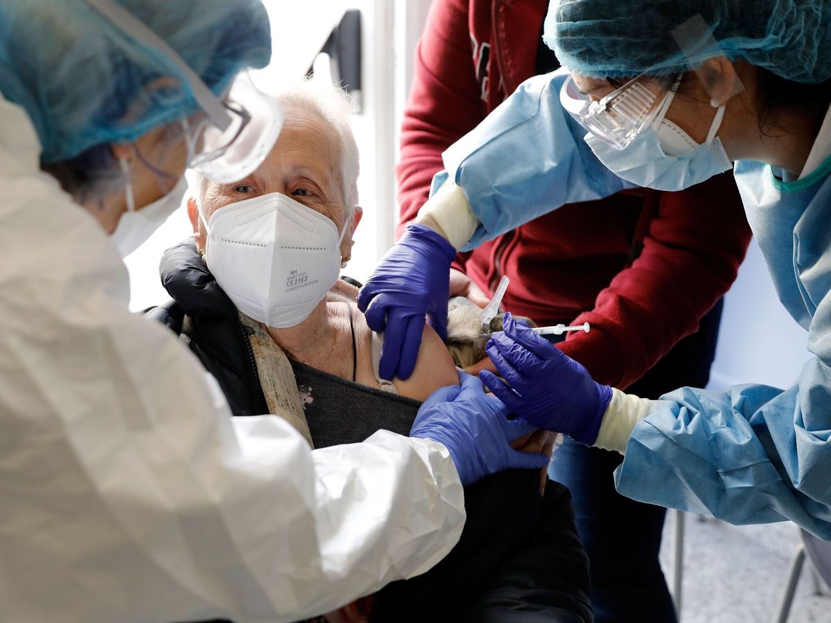 Foto: Vacunación de una persona mayor dependiente en Valencia. (EFE)