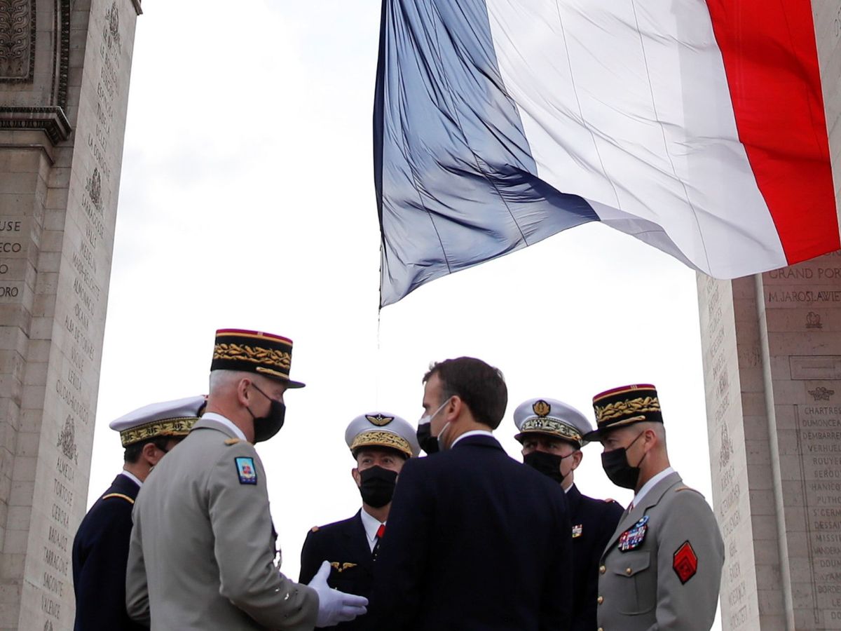 Foto: El presidente francés, Emmanuel Macron, junto a los jefes de las fuerzas armadas durante la ceremonia que marca el fin de la Segunda Guerra Mundial. (EFE)