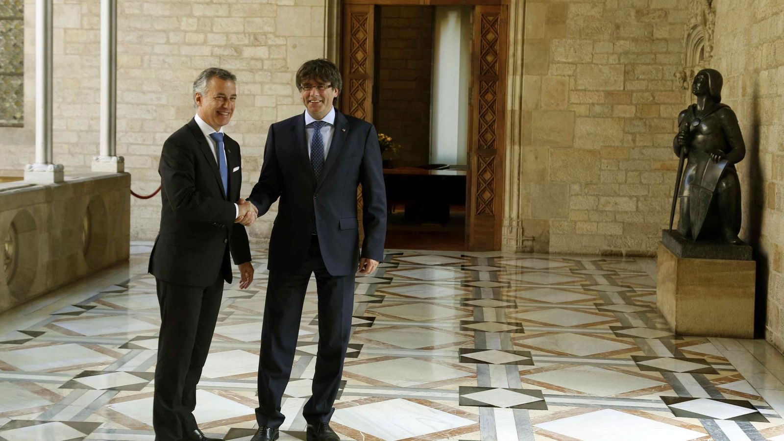 Foto: Carles Puigdemont, y el 'lehendakari', Iñigo Urkullu, antes de la reunión que mantuvieron el pasado mes de junio en el Palau de la Generalitat. (EFE)