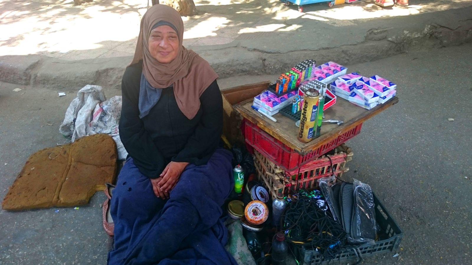 Foto: Om Hassan, madre de cinco hijos, en el rincón donde trabaja, en El Cairo (Foto: Imane Rachidi).