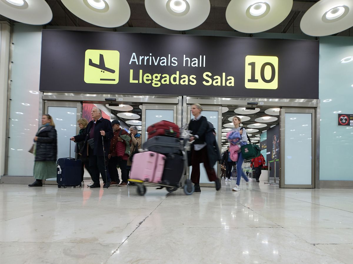 Foto: Pasajeros a su llegada al aeropuerto de Barajas. (Europa Press/Jesús Hellín)