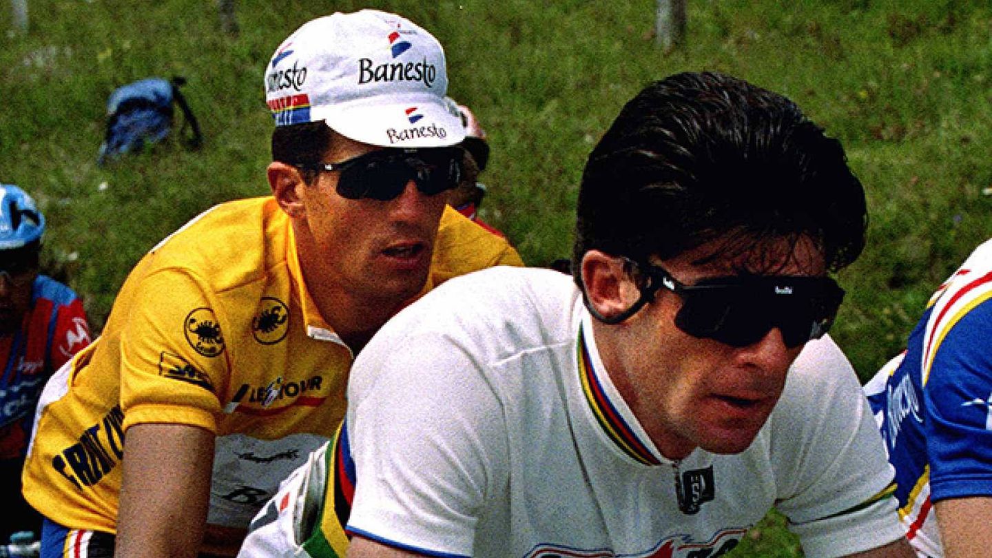 Gianni Bugno, perseguido por Indurain en el Tour de Francia de 1991. (Imagen de archivo)