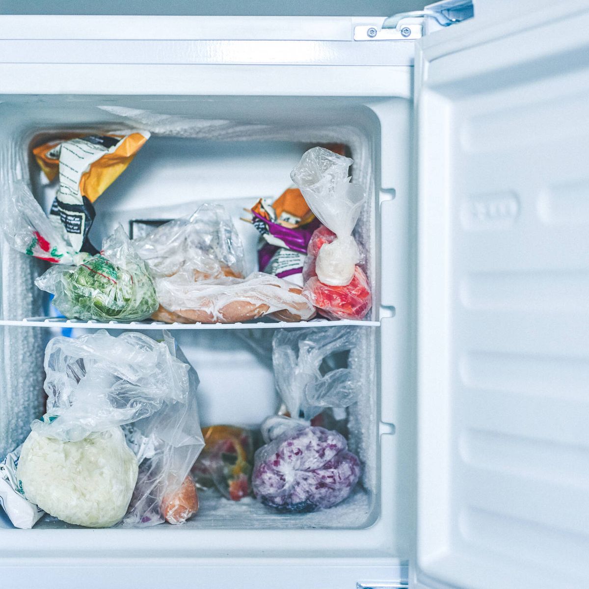Los alimentos de la nevera y el congelador que debes tirar cuando