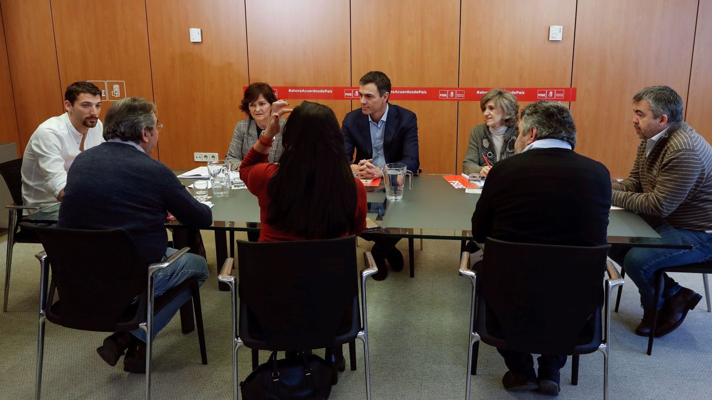 Pedro Sánchez preside la reunión sobre la evolución de los diez acuerdos de país, este 2 de febrero en Ferraz. (EFE)