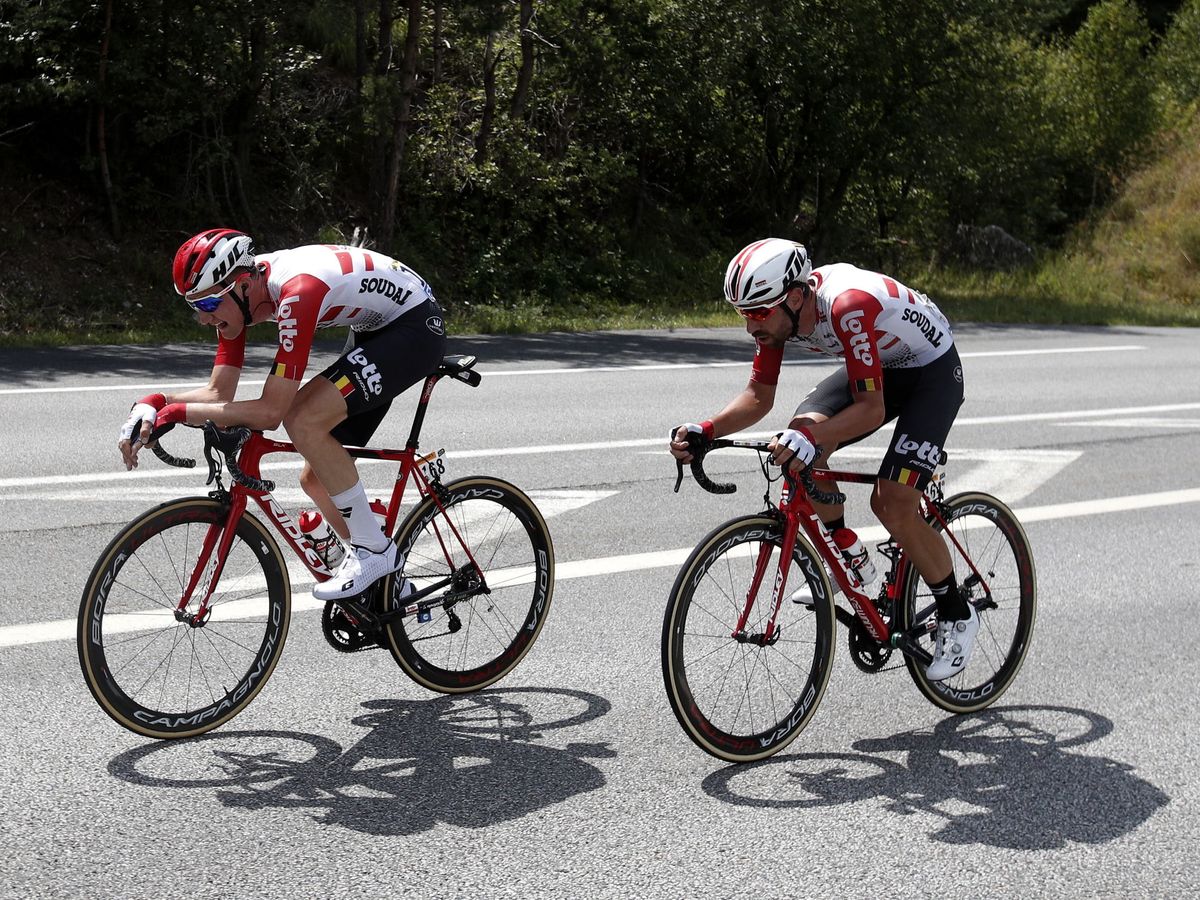 Foto: Tim Wellens y Thomas De Gendt durante la 20ª etapa del último Tour de Francia. (EFE)