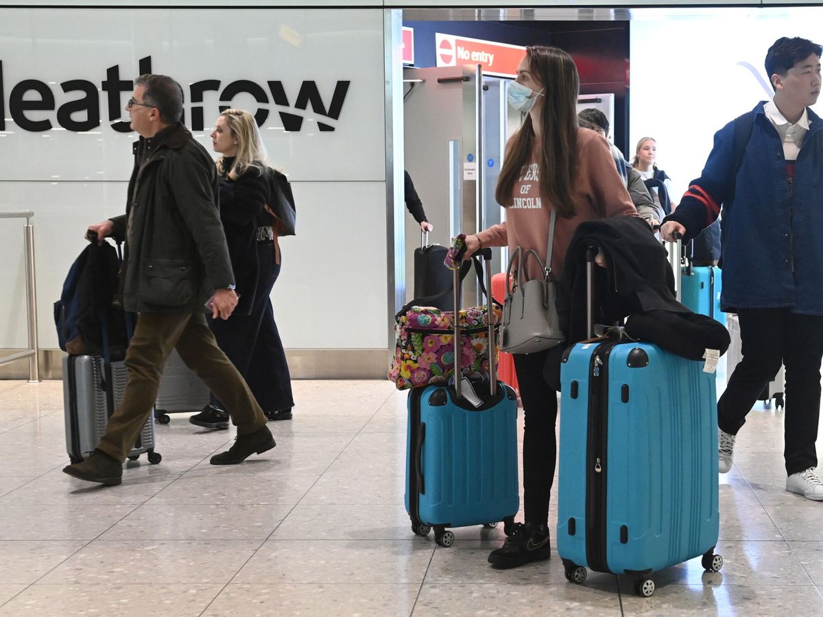 Foto: Viajeros en el aeropuerto de Heathrow en una imagen de archivo. (EFE/EPA/Neil Hall)
