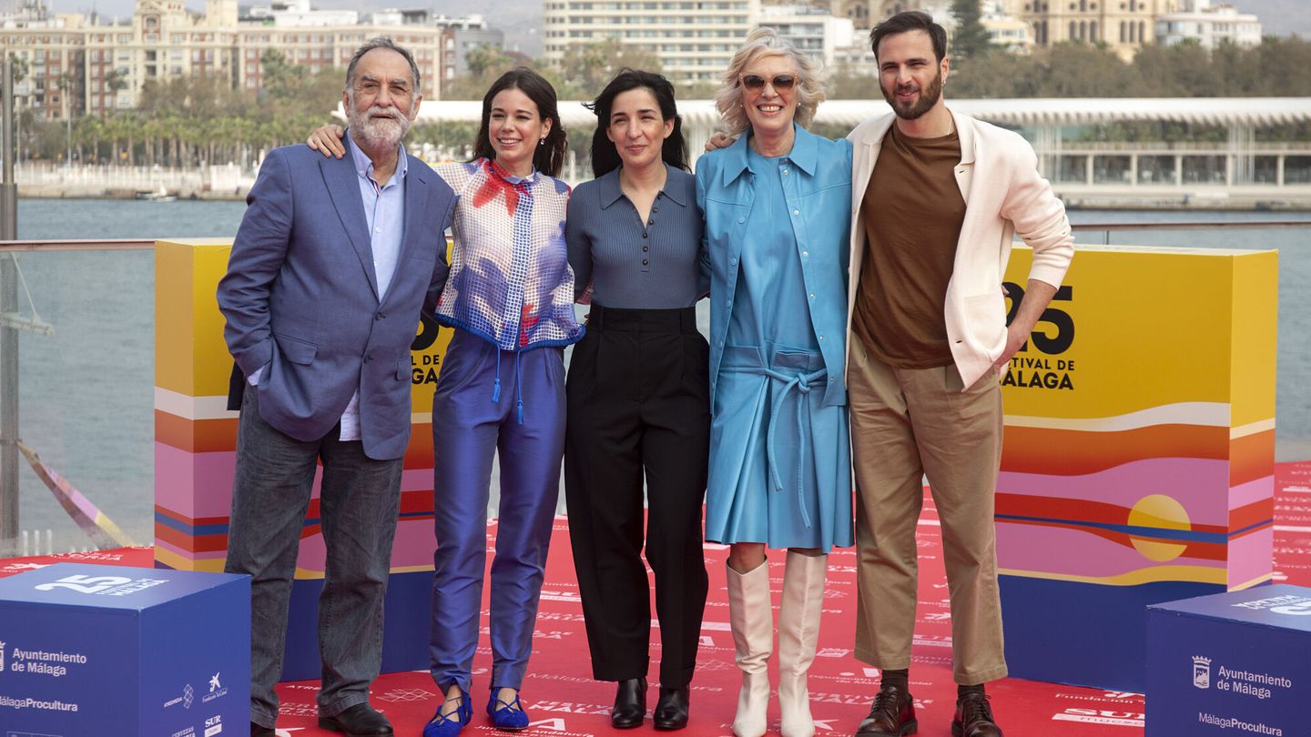 Alauda Ruiz de Azúa, junto a los actores Ramón Barea, Laia Costa, Susi Sánchez y Mikel Bustamante durante la presentación del largometraje 'Cinco lobitos' en el Festival de Cine de Málaga. (EFE/Daniel Pérez)