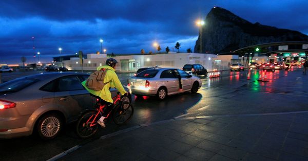 Foto: Españoles cruzan la frontera de Gibraltar para trabajar en el Peñón. (EFE)