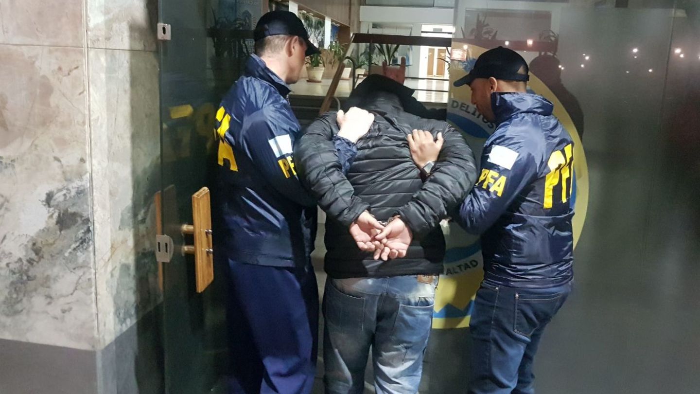 Detención de Carlos Fernández por parte de la Policía Federal Argentina. (EFE)